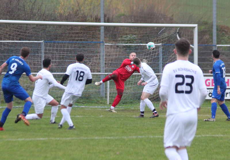 SV-Keeper Romig entschäft einen Torschuss