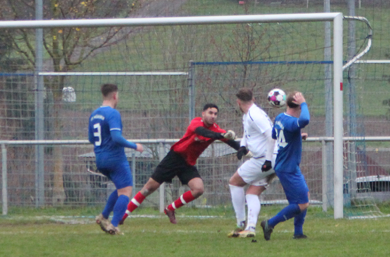 Rupp (2. v. r.) scheitert per Kopfball am VfL-Keeper