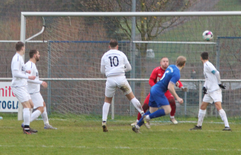 Hauber scheitert mit einem Kopfball an SV-Keeper Romig