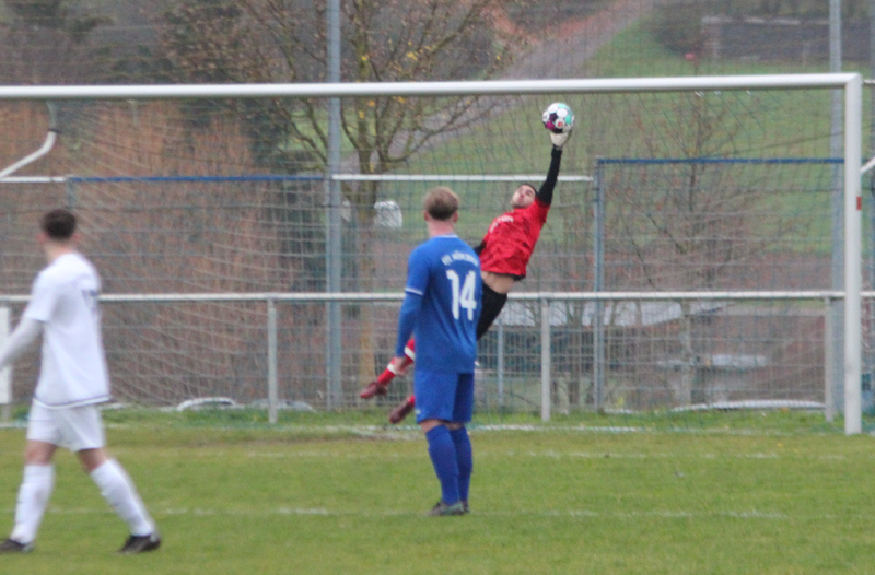 VfL-Keeper Andreas Vogel lenkt einen Freistoss von Dennis Bauer an die Unterkante der Querlatte