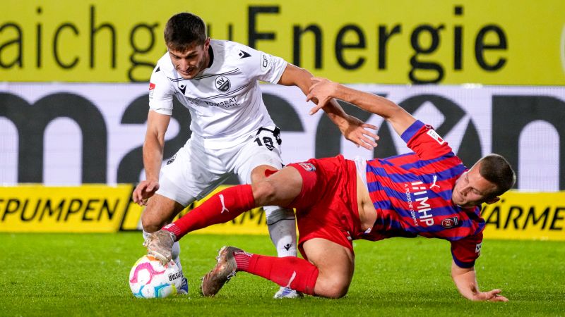 Sandhausens Bashkim Ajdini (li.) setzt sich gegen Heidenheims Adrian Beck durch