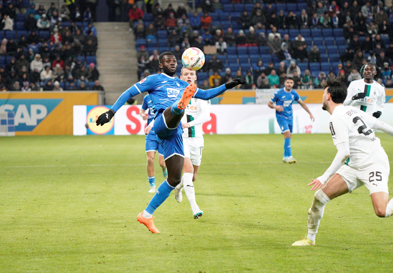 Hoffenheims Bebou (am Ball) gelang der 1:2-Anschlusstreffer