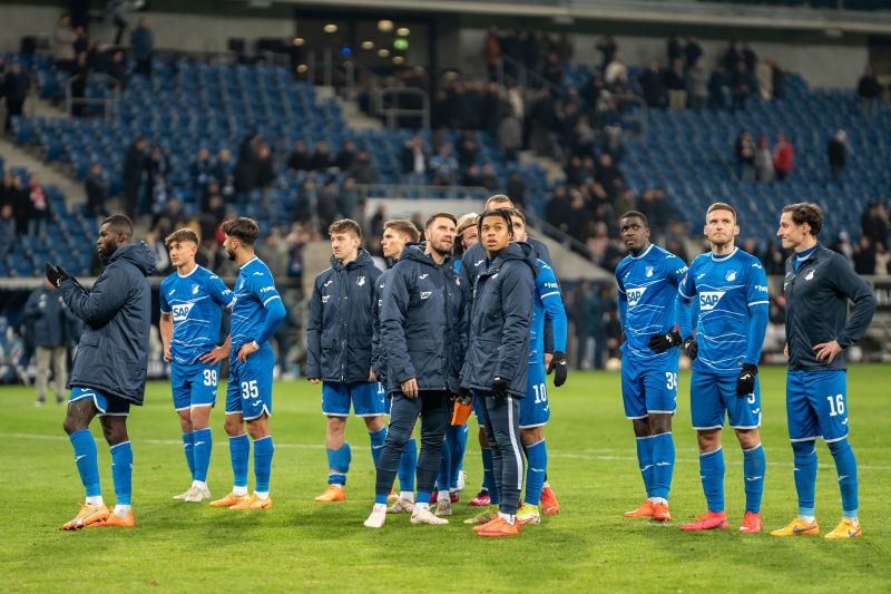 Nachdenkliche Blicke der Hoffenheimer Spieler vor der Fankurve