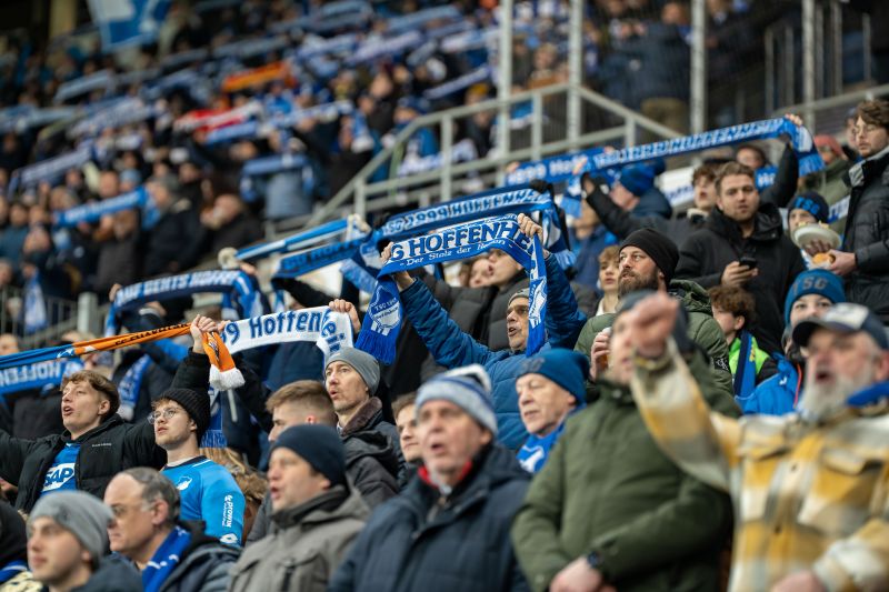 Die Fans feuern ihre Mannschaft an