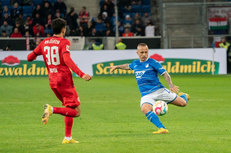 Angelino beim Torschuss gegen seinen ehem. Verein