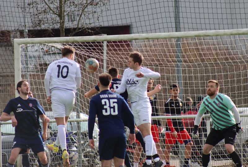 Rohrbachs Joscha Rupp (Nr. 10) steigt am höchsten und köpft aufs Tor.