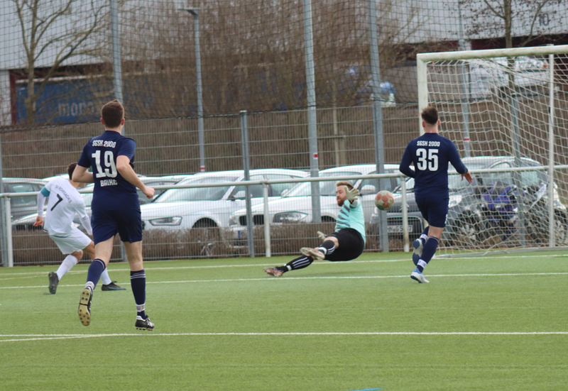 Lukas Authenrieth (li.) trifft zum 3:1-Endstand für den SVR im Testspiel gegen die SG Stetten-Kleingartach