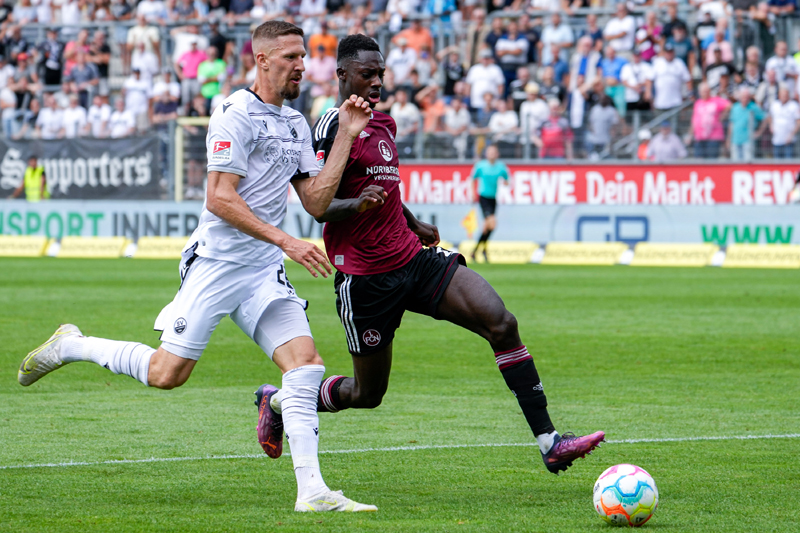 Janik Bachmann (li.) im Laufduell mit Nürnbergs Sadik Fofana