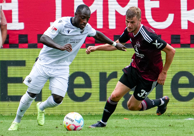 Sandhausens Christian Kinsombi (li.) im Zweikampf mit Christoph Daferner