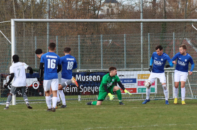 Markus Brecht klärt vor Torhüter Erik Albrecht kurz vor der Torlinie