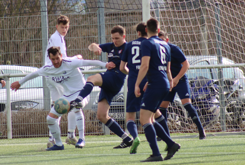 Markus Brecht (li.) versucht sich in der Offensive