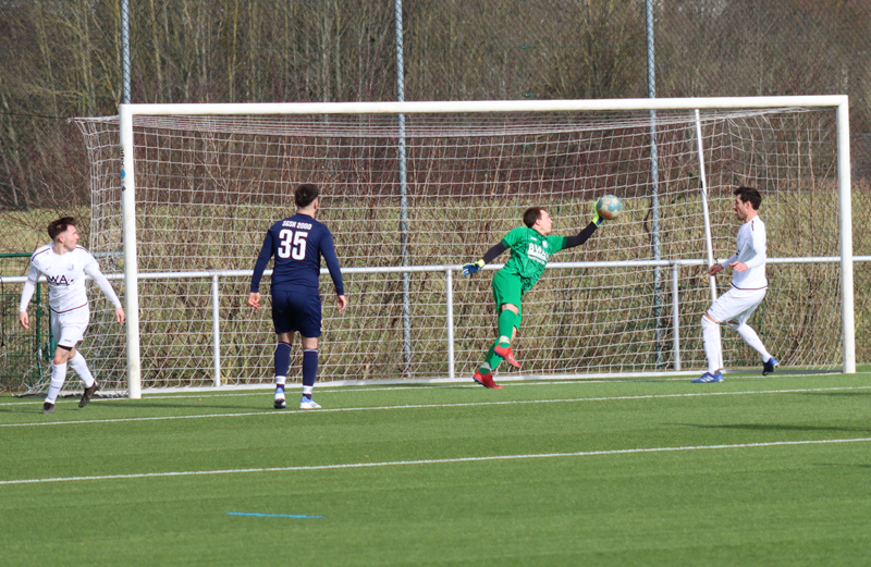 SVR-Keeper Erik Albrecht macht sich lang und klärt auf der Linie