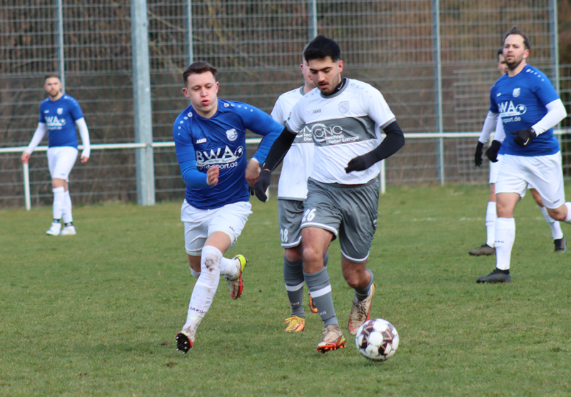 Bauer (li.) im Laufduell mit Öztürk