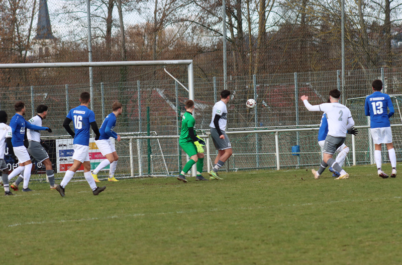 Steinsfurts Javori (Nr. 2) schießt neben das Rohrbacher Tor