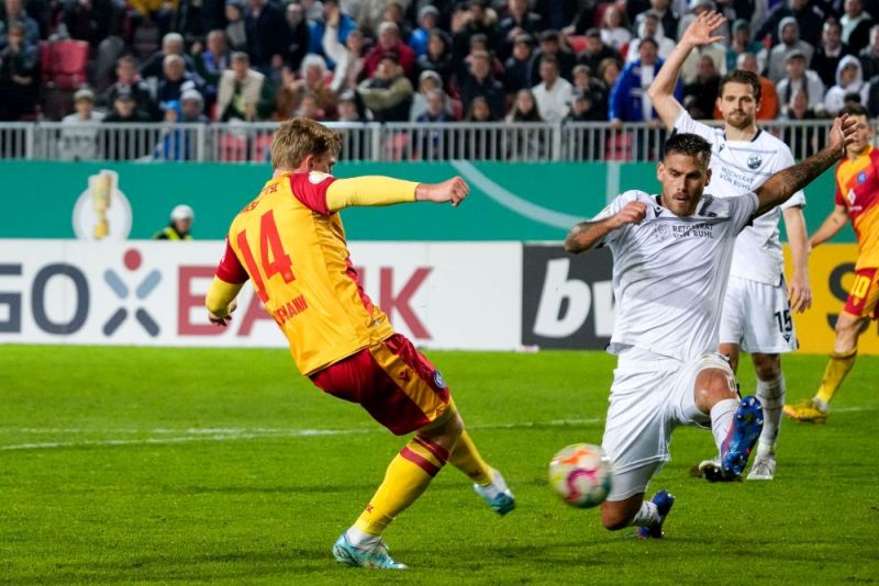 Sandhausens Dario Dumic (re.) versucht den Schuss von KSC-Spieler Mikkel Kaufmann zu blocken