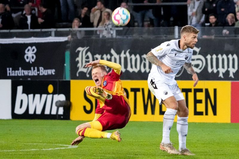 Alexander Esswein (re.) im Zweikampf mit Karlsruhes Tim Breithaupt