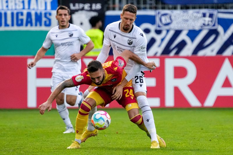 Sandhausens Janik Bachmann bringt KSC-Stürmer Fabian Schleusener zu Fall