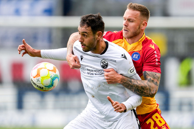 Hamadi Al Ghaddioui im Duell mit Karlsruhes Marcel Franke (re.)