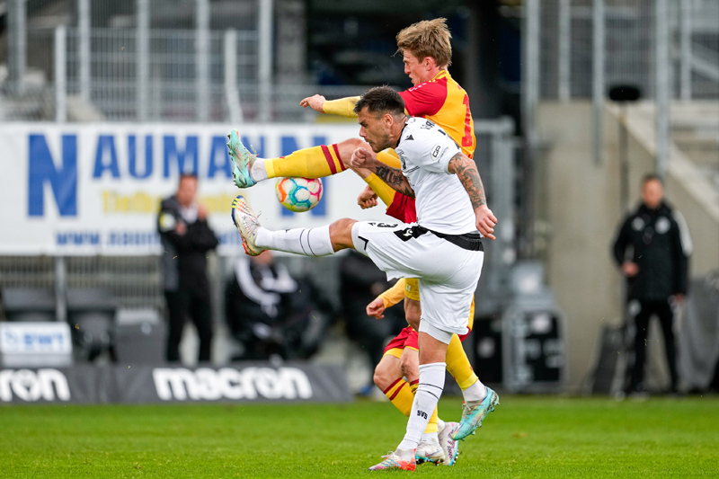 Dario Dumic im Duell mit Mikkel Kaufmann (re.)