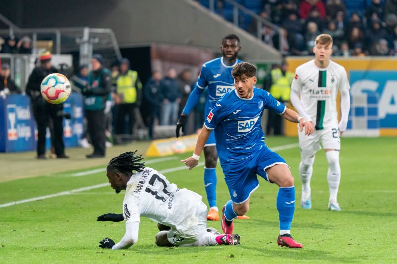 Tohumcu im Zweikampf mit Gladbachs Kouadio Koné