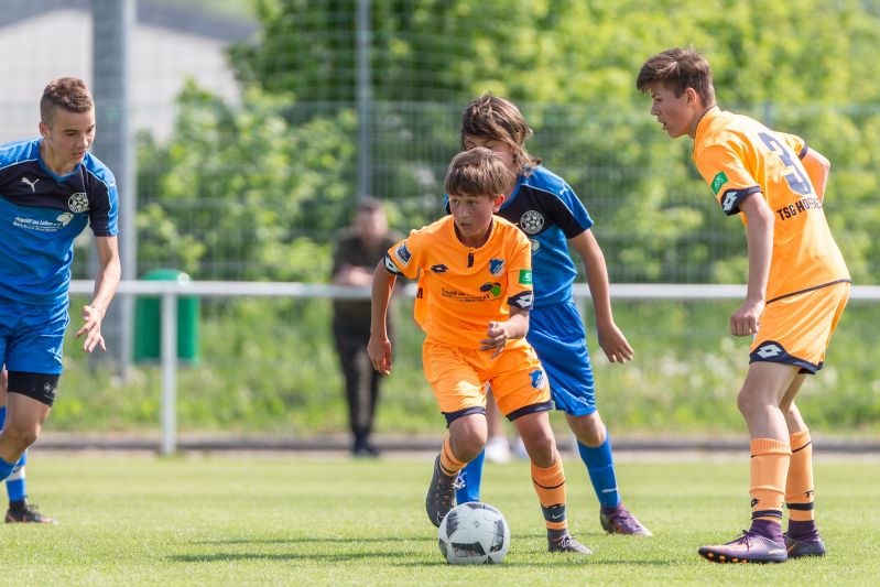 Tom Bischof (am Ball) im Spiel am 5. Mai 2018 gegen Astoria Walldorf