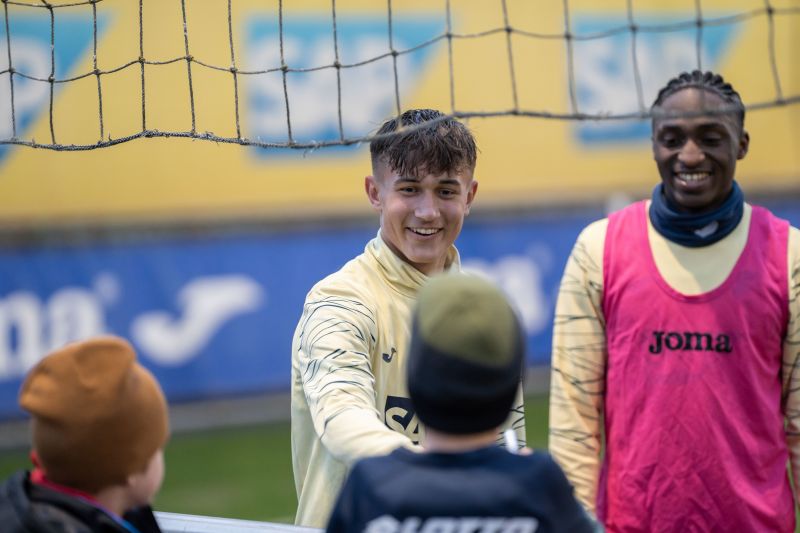 Bischof beim Smalltalk mit jungen TSG-Fans