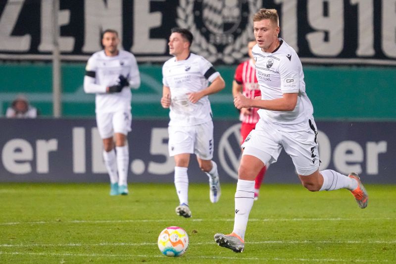 Abwehrchef Zhirov treibt den Ball nach vorn