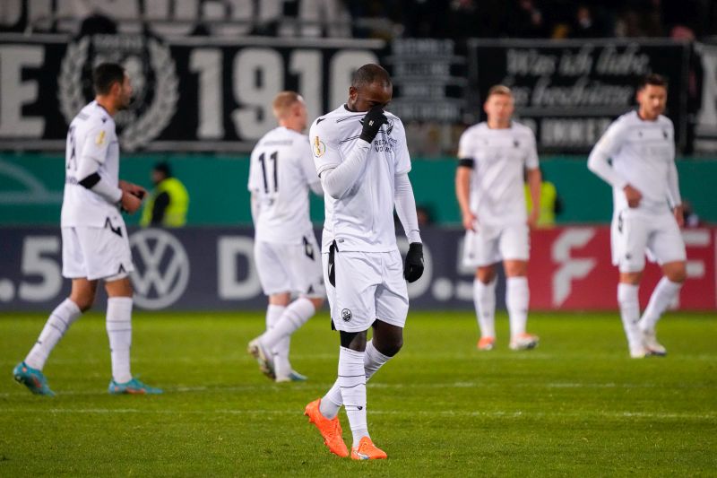 Enttäuschte Gesichter nach dem Pokal-Aus gegen Freiburg