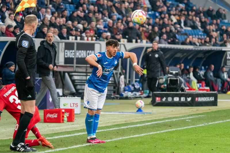 Umut Tohumcu beim Einwurf