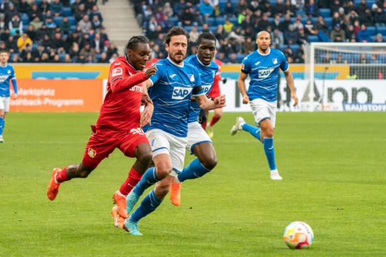 Thomas Delaney im Laufduell mit Leverkusens Jeremie Frimpong