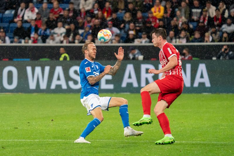 Kopfballduell zwischen Vogt (li.) und Gregoritsch