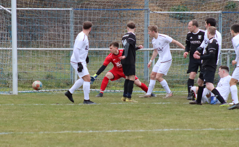 Höchste Gefahr vor dem Rohrbacher Tor, doch der Ball geht knapp neben links vobei