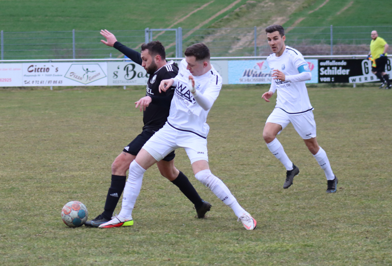 Bauer (Mitte) im Zweikampf