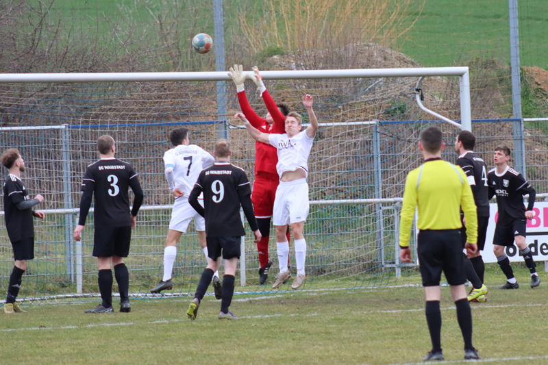 Schinkmann steigt hoch zum Kopfball