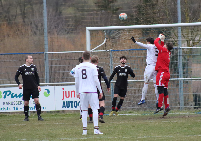 Brecht im Luftduell mit dem SG-Keeper