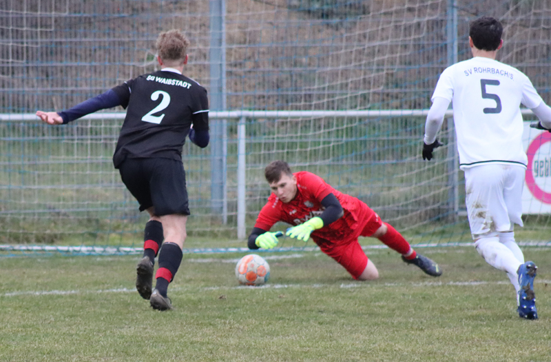 SV-Keeper Brecht schnappt sich den Ball