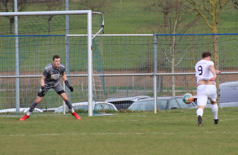 Neuberger frei vor dem Tor