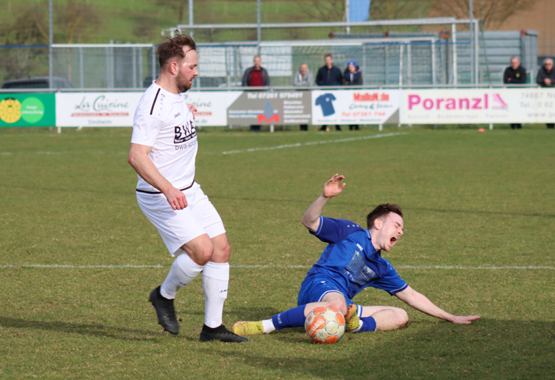 Neuberger (li.) beim Zweikampf