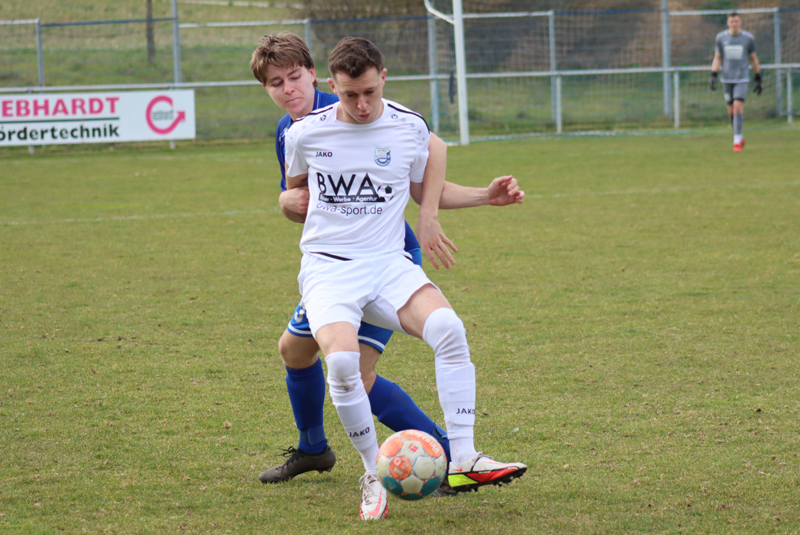 Bauer deckt den Ball ab