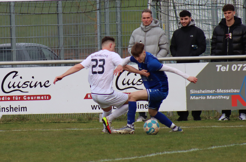 Bauer (li.) bringt Feljauer zu Fall