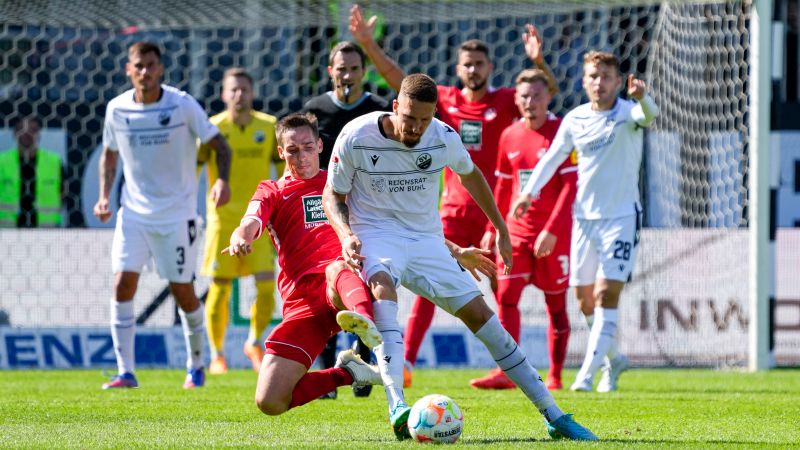 Sandhausens Janik Bachmann setzt sich gegen Lauterns Philipp Klement durch