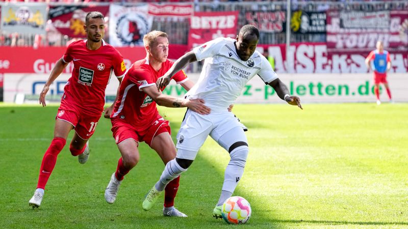 Christian Kinsombi enteilt den beiden Pfälzern Kenny Prince Redondo (li.) und Erik Durm (Mitte)