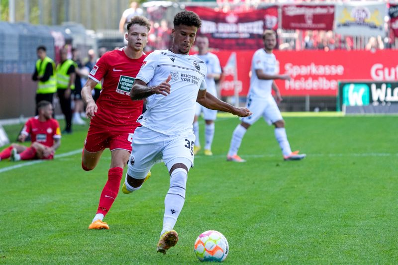 Chima Okoroji setzt sich gegen Philipp Hercher durch