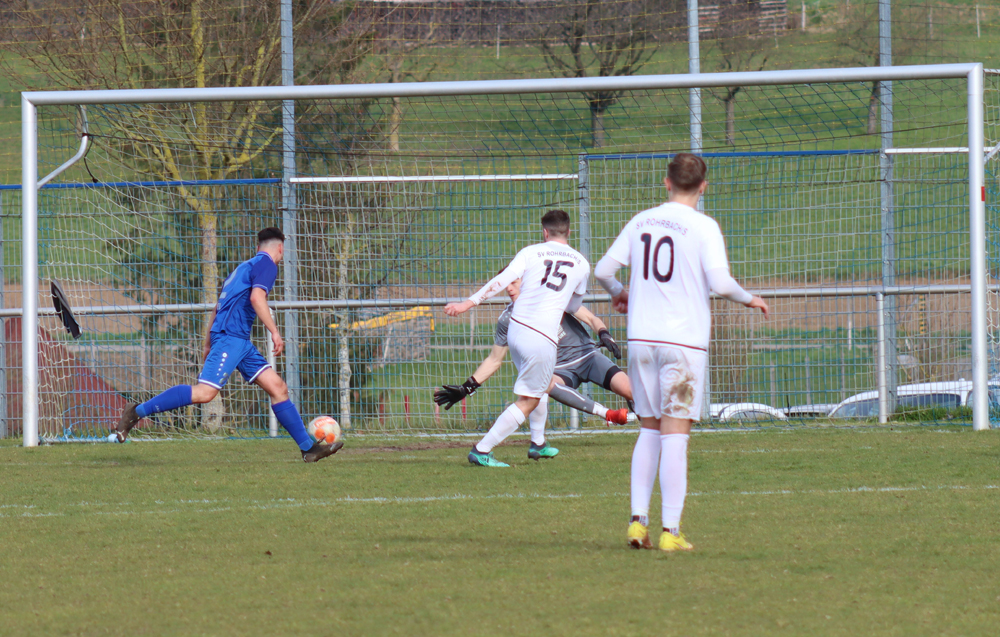 Öhler (Nr. 15) trifft für den SVR zum zwischenzeitlichen 1:1-Ausgleich