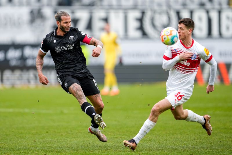 SVS-Kapitän Dennis Diekmeier (li.) mit Zweikampf mit Kiels Philipp Sander