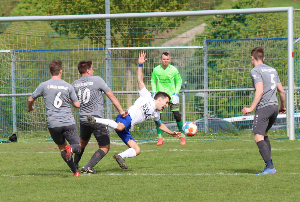 Lukas Authenrieth wird elfmeterreif zu Fall gebracht