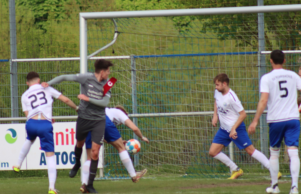 Robin Hermann köpft den FC Badenia Rohrbach 2:1 in Führung