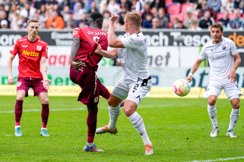 Regensburgs Prince Osei Owusu (Nr. 9) setzt sich gegen Aleksandr Zhirov durch