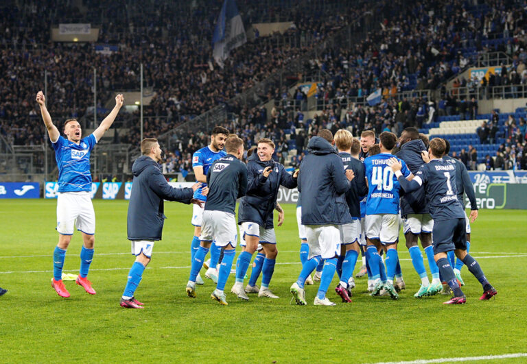 Die TSG-Spieler feiern mit den Fans den dritten Sieg in Folge