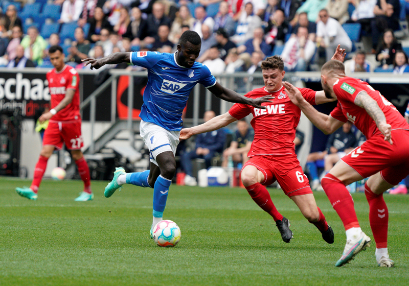 Bebou (li.) setzt an zum Konter. Der Stürmer konnte jedoch wenig Torgefahr ausstrahlen.
